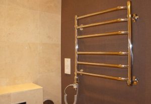 Установка электрического полотенцесушителя в ванной в Сергиевом Посаде